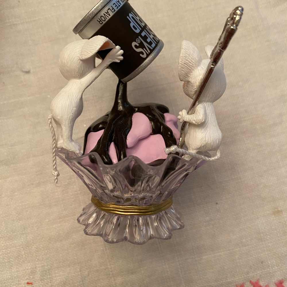 Hershey Friendship Sundae - Picture 7 of 9